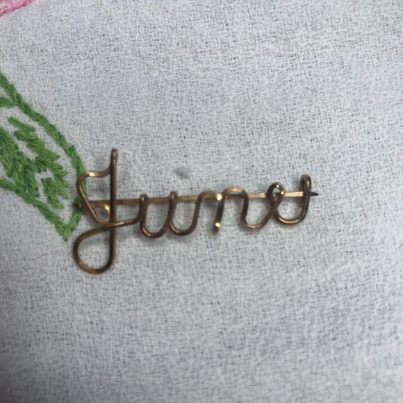 VIntage lot of 9 Brooches Pins and clip on earrings Gold Tone - Picture 16 of 16